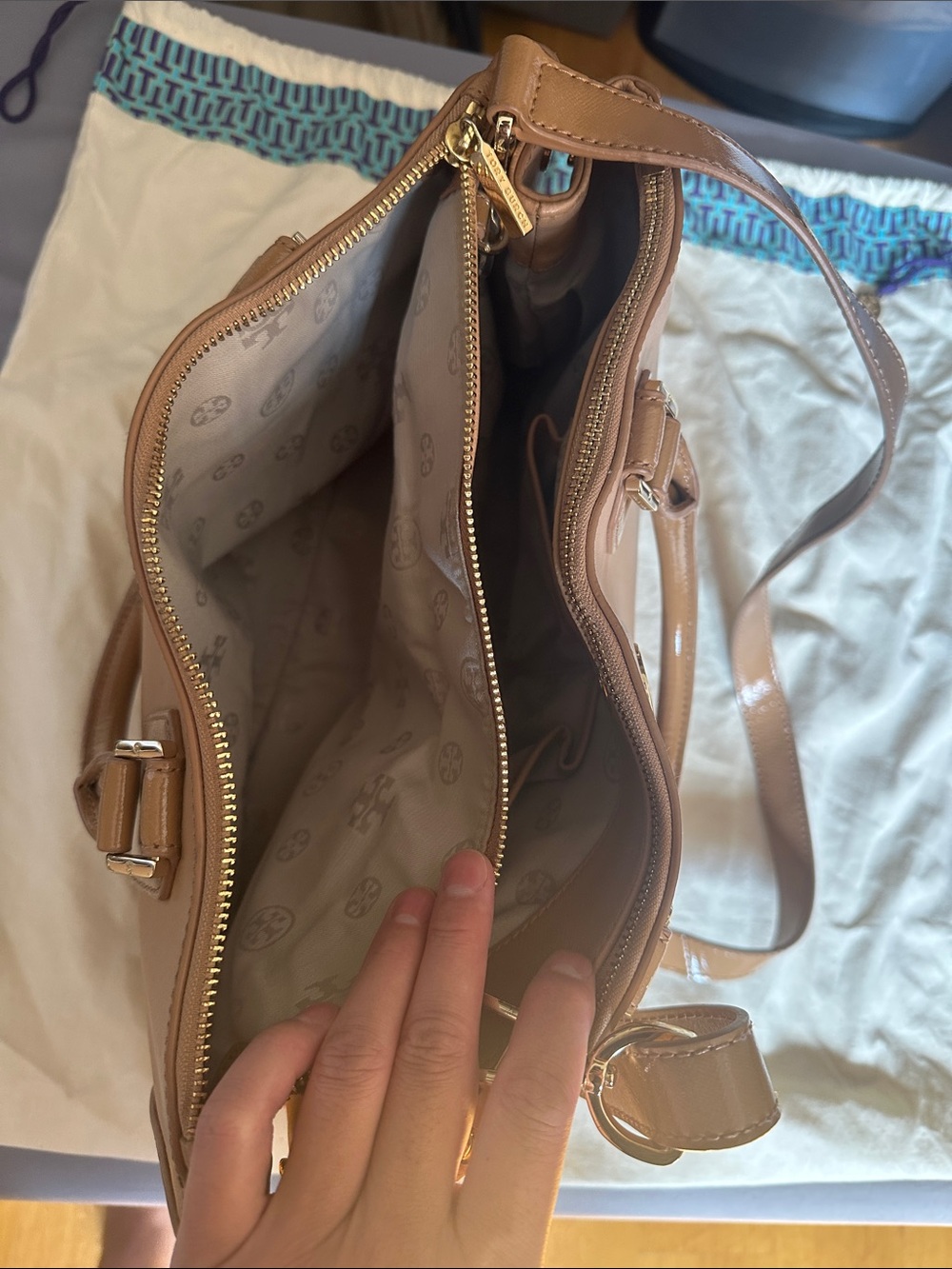 EUC Tory Burch Classic Tan Leather Tote Bag with Detachable Strap - Picture 7 of 11